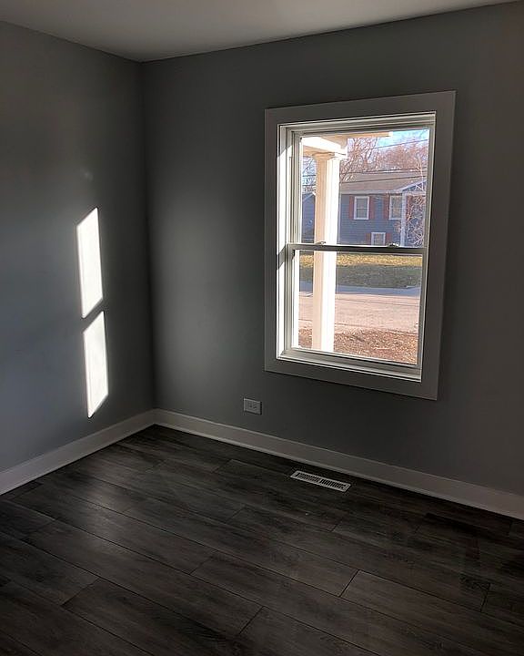 1st image of 818 Mayfield Dr