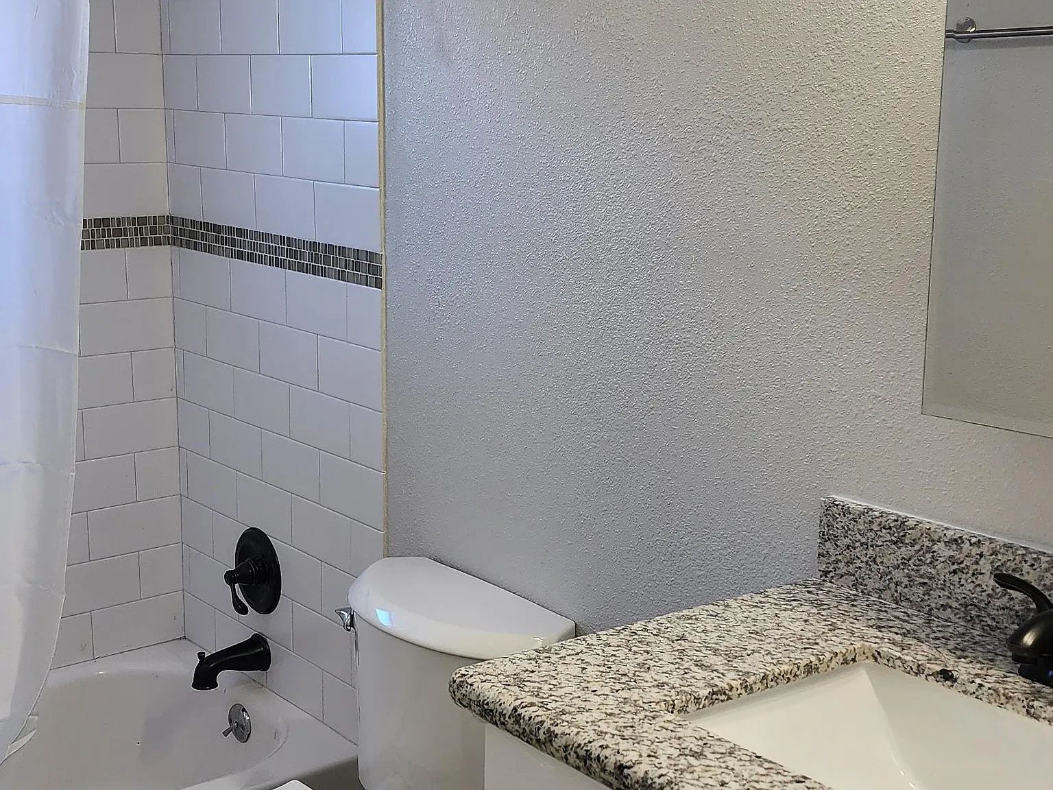 3 bed, 2.0 bath, 820 sqft, $676 — Photo 3