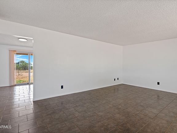 3rd image of 4919 S SANTA AURELIA Avenue