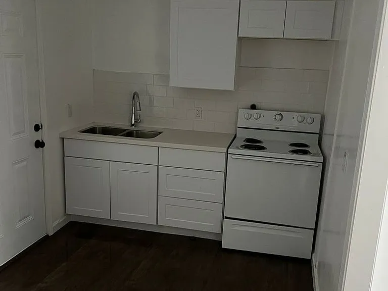 527 W 8th St — Photo 7