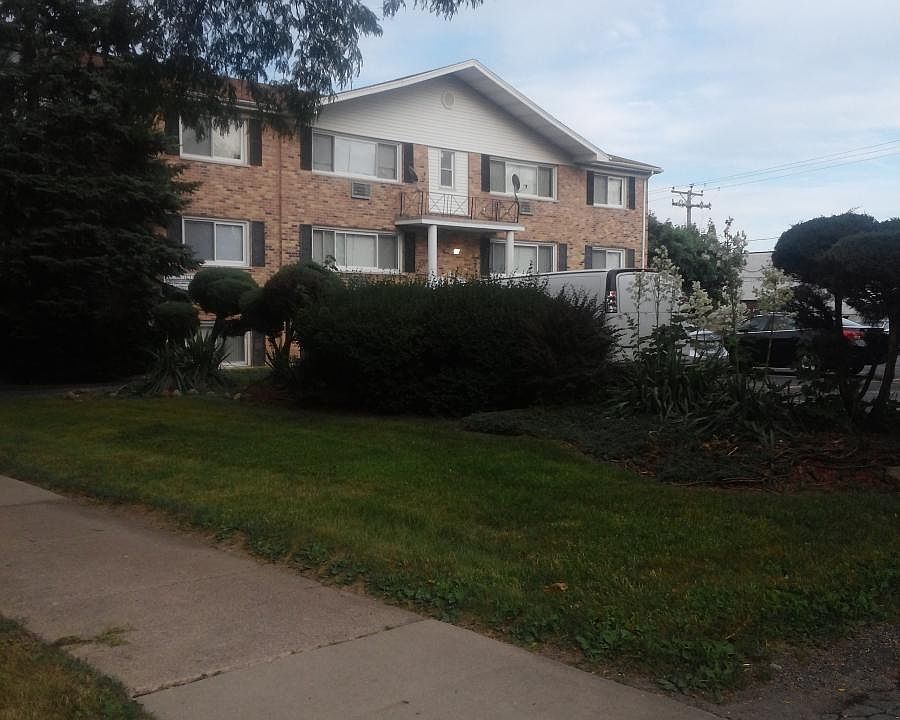 Exterior 12 unit building