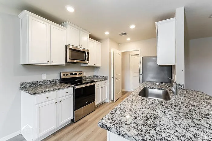 3 bed, 2.0 bath, 1414 sqft, $1,615 — Photo 3