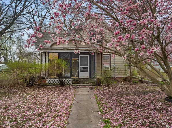 325 NE 3rd St, De Land, IL 61839