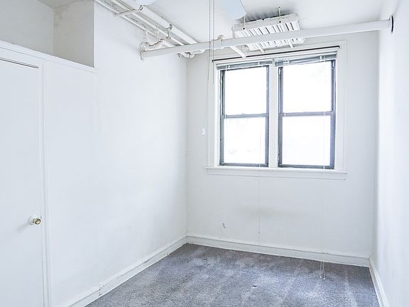 4th image of 2035 W Wellington Ave