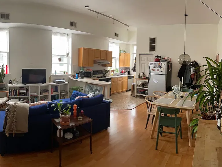 647 Bainbridge St #2 — Photo 4