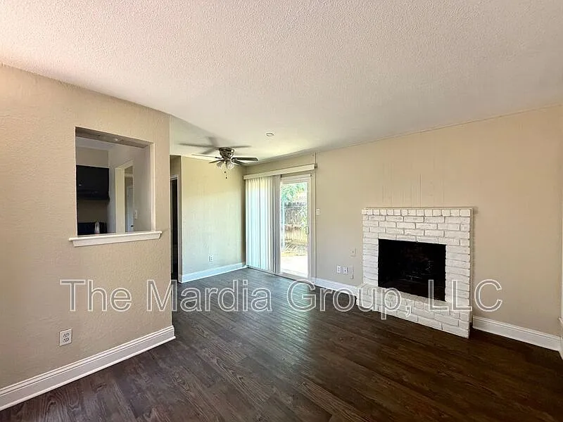 2 bed, 1.0 bath, 720 sqft, $1,345 — Photo 3