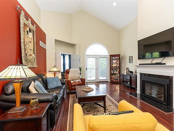 5th image of 8919 Hilltop Manor Dr