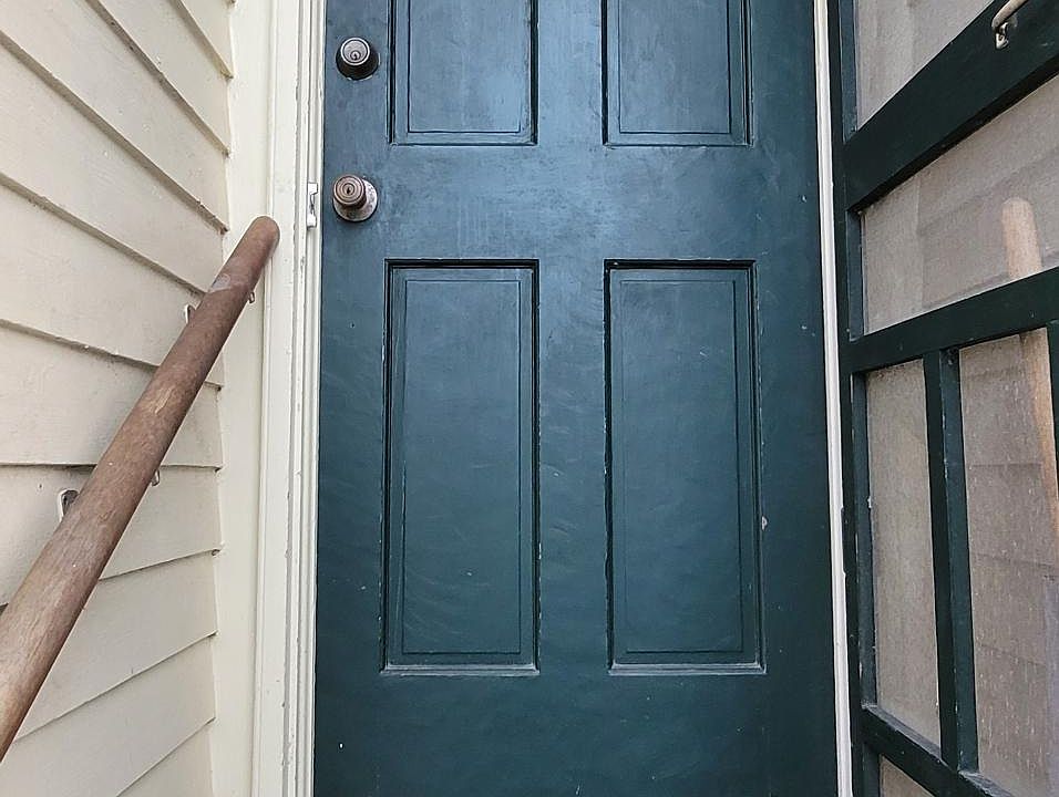 Brand new 8/23 expensive doorknob not shown. Shows pride of place :-)
