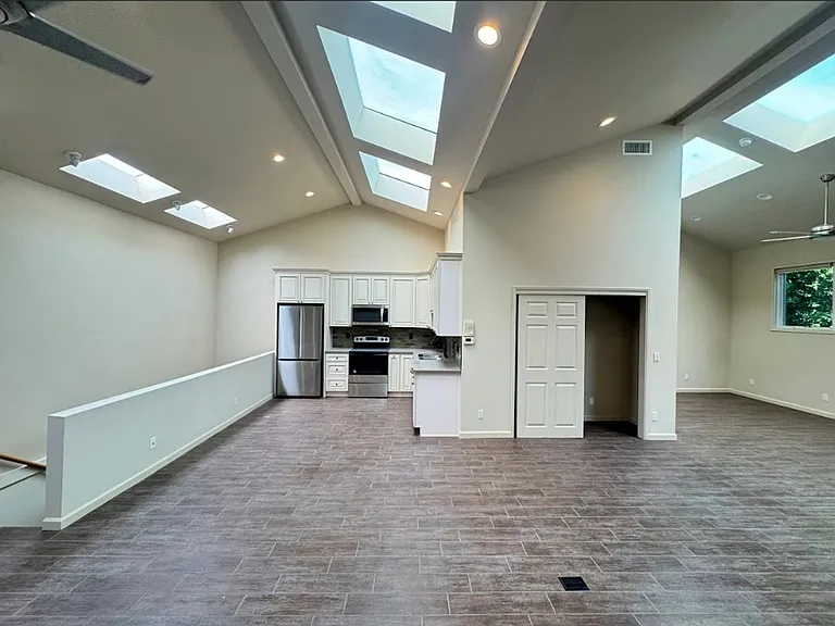 751 N Harper Ave — Photo 10