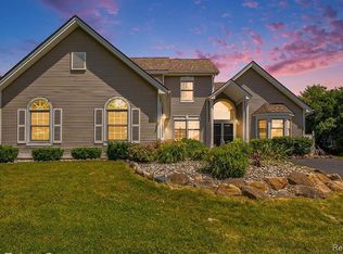 16073 Silverwood Dr, Fenton, MI 48430
