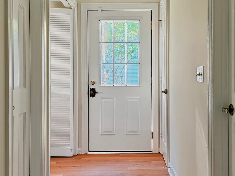 1214 Wellington Ln — Photo 11