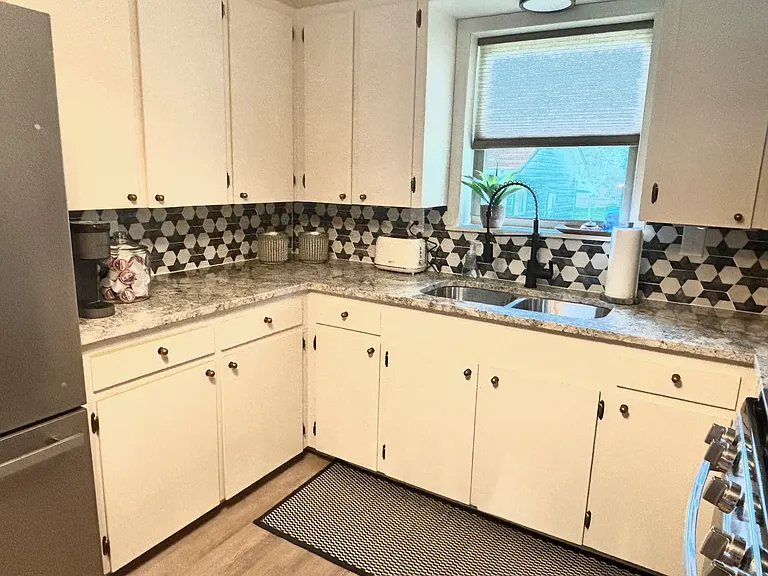 1642 N Kings Hwy — Photo 17