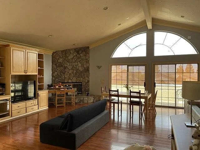 Sloping Meadow Ct