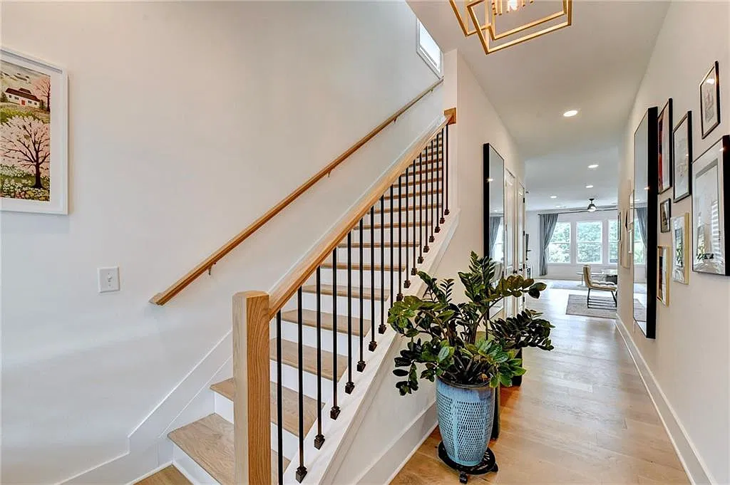 5 bed, 4.0 bath, 3590 sqft, $3,500 — Photo 2