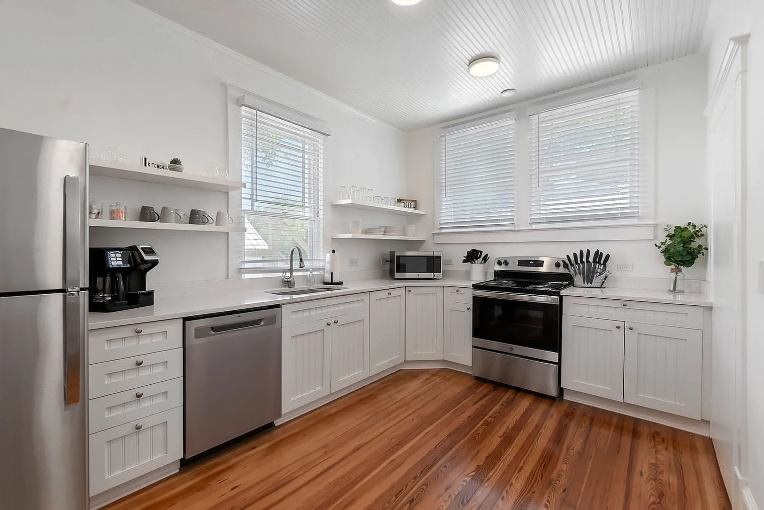 2 bed, 1.0 bath, 1496 sqft, $3,018 — Photo 4