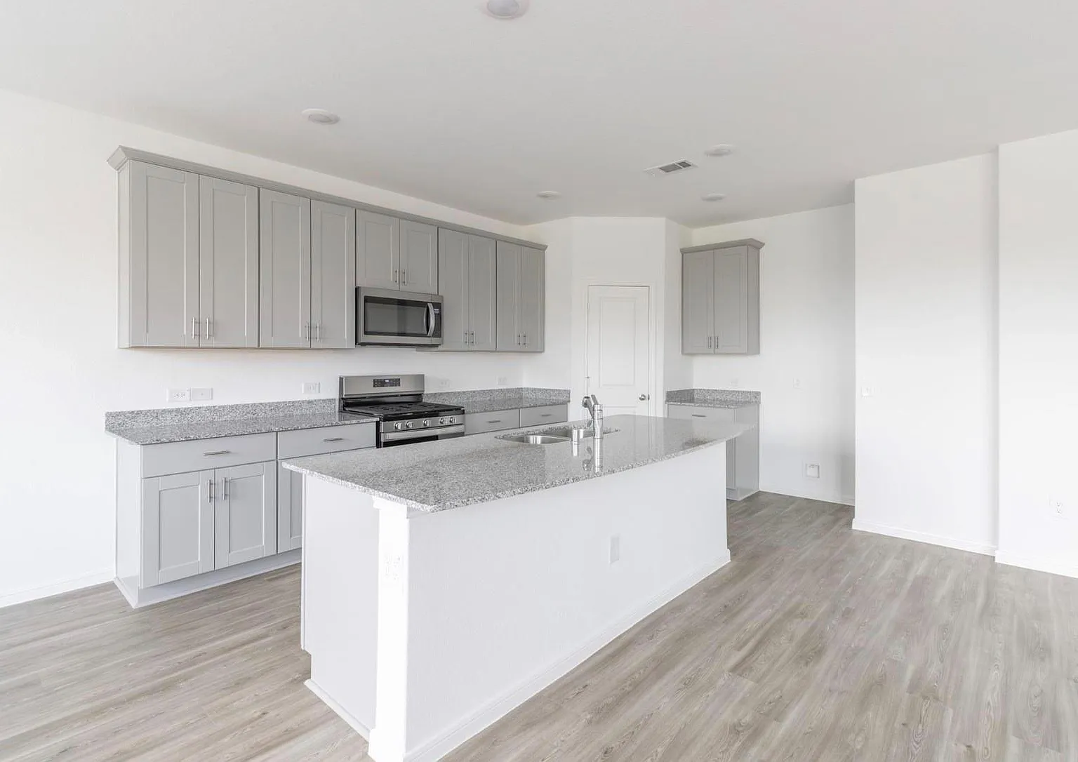 4 bed, 3.0 bath, 2470 sqft, $2,400 — Photo 4
