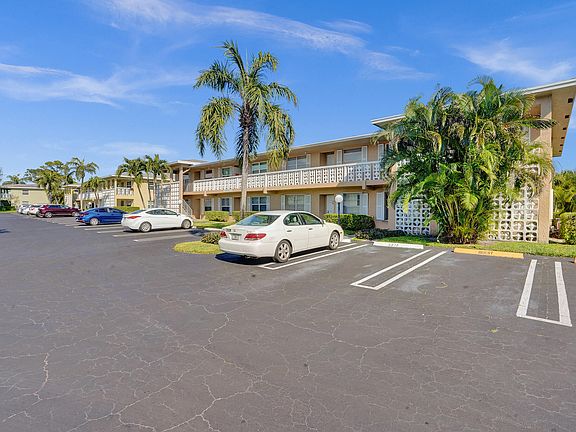 2nd image of 1100 Mahogany Way #204