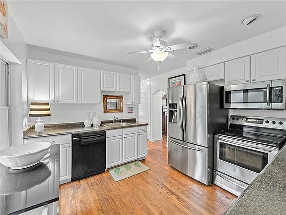 3rd image of 835 N Arlington Ave