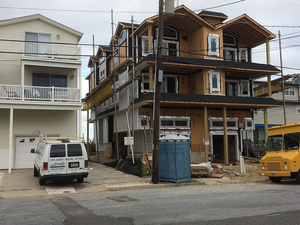 2nd image of 221 36th St #B