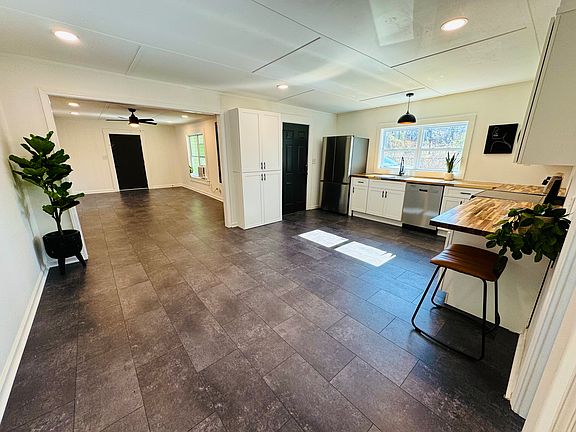 4th image of 818 Maple Ave SW APT 2