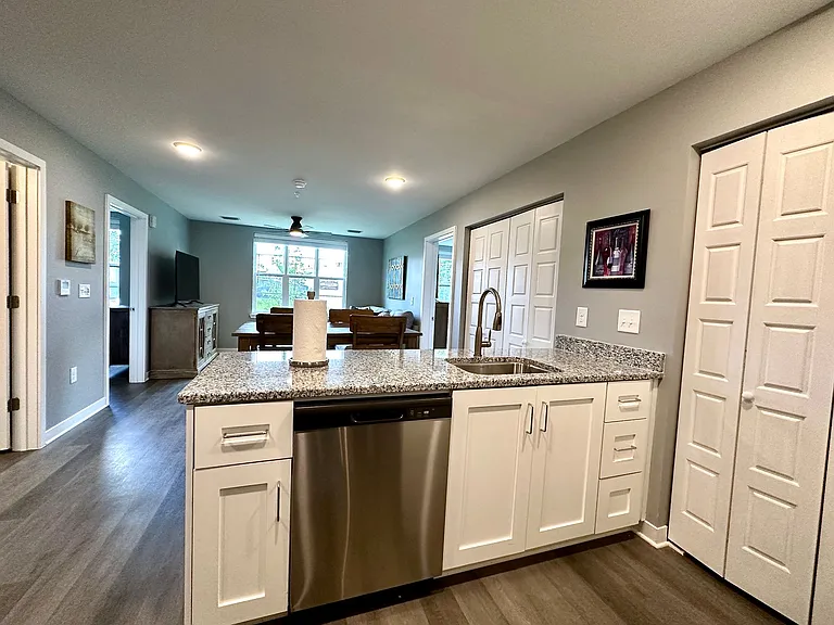 Avenue 6 - Luxury Apartments Downtown Huntsville South — Photo 8