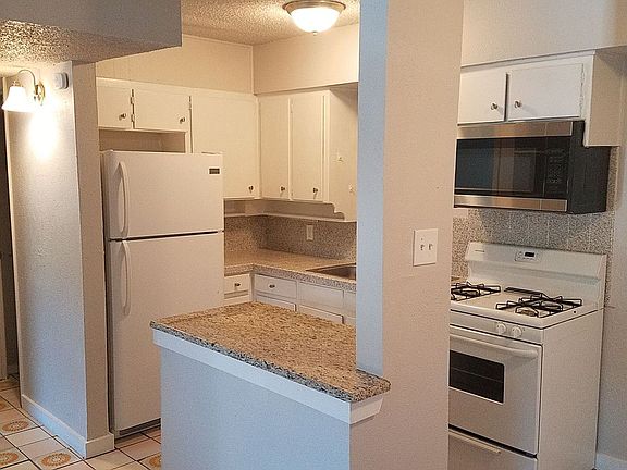 2nd image of 2428 Louise St #106
