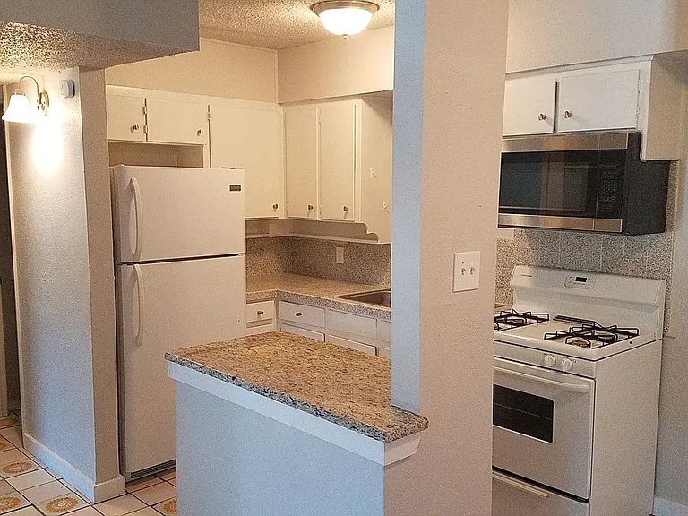 2428 Louise St #2505 — Photo 8