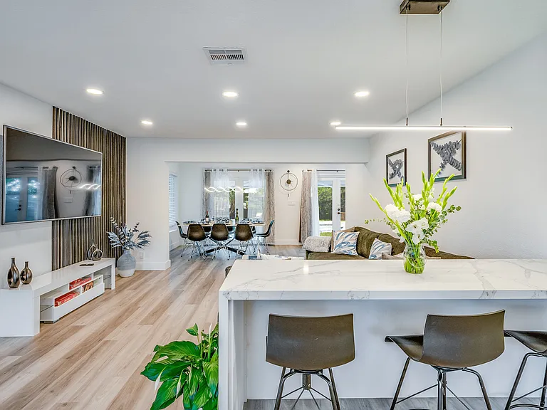 834 SW 14th Ct — Photo 5