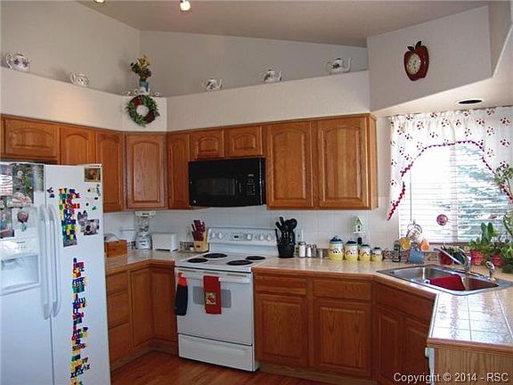 Kitchen w/ Newer Appliances