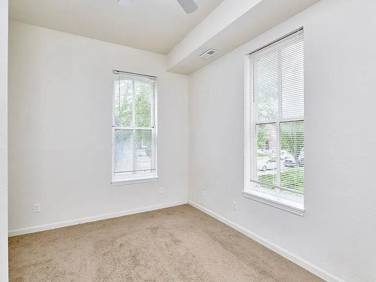 1421 N Park Pl — Photo 27