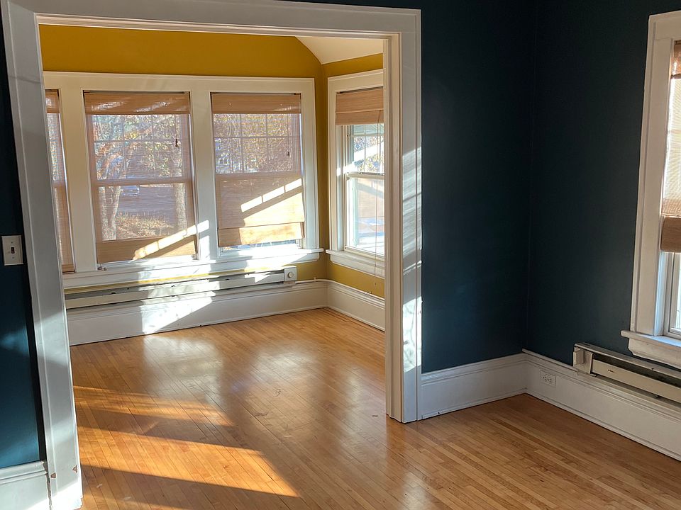 1st image of 1019 18th Ave NE #2