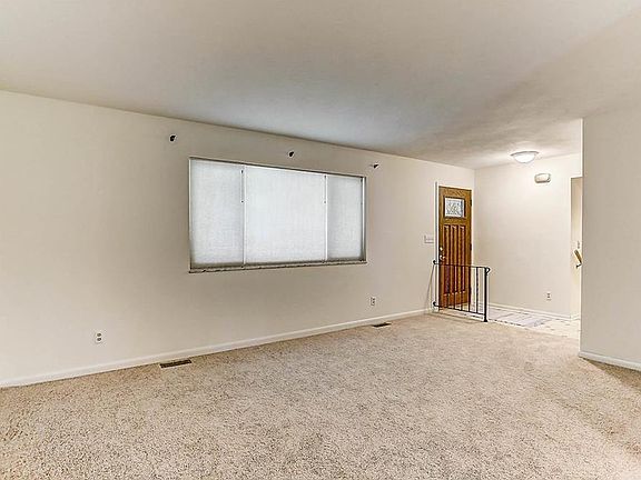 4th image of 3113 Dahlia Dr