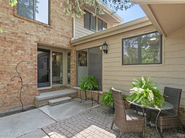 7103 Pebble Park Dr, West Bloomfield, MI 48322