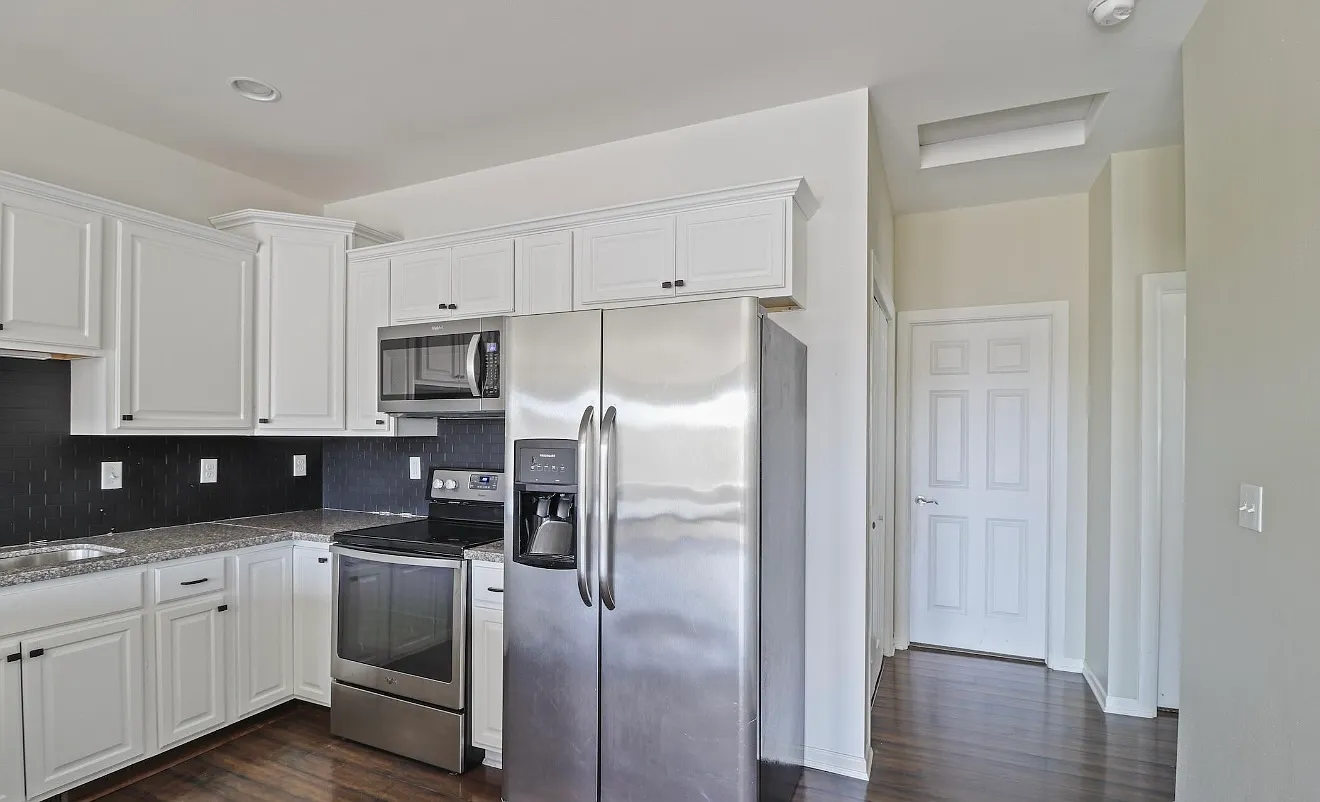 4 bed, 2241 sqft, $2,700 — Photo 4