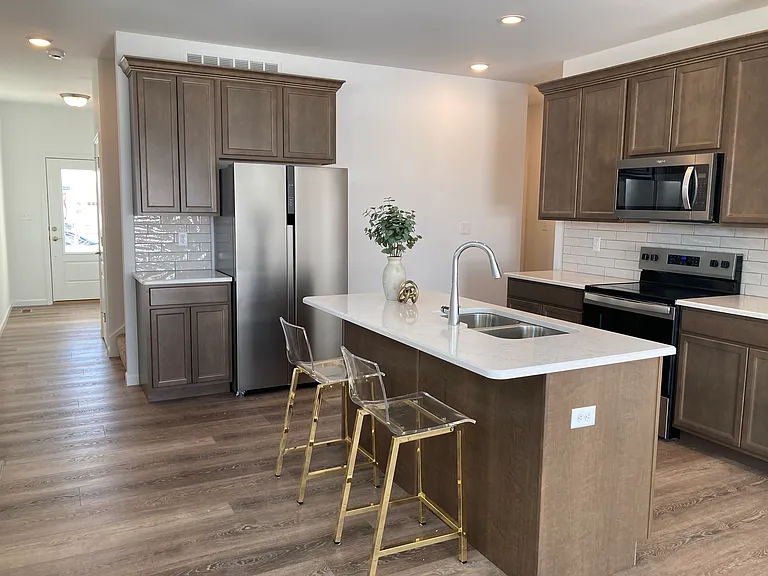567 Wheatfield Cir — Photo 2