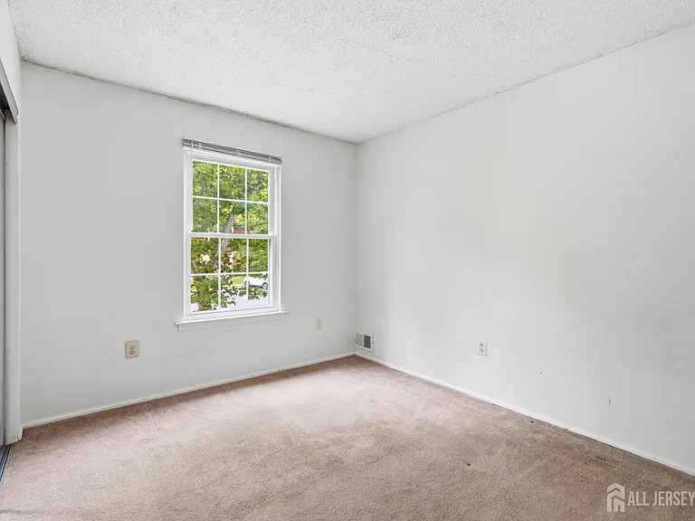 334 Lancaster Ct — Photo 16
