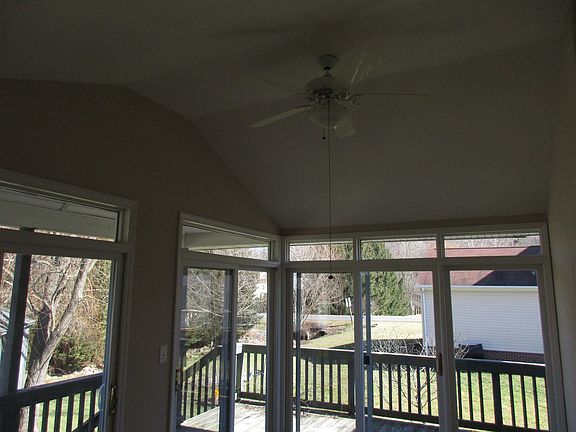 Sunroom with ceiling fan
