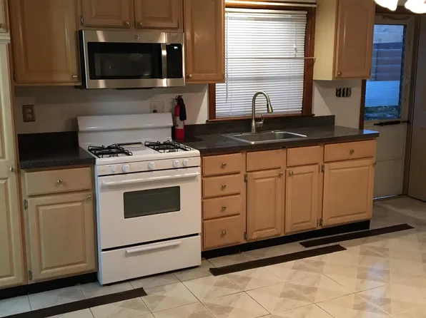 73 Grove St, Lodi, NJ 07644