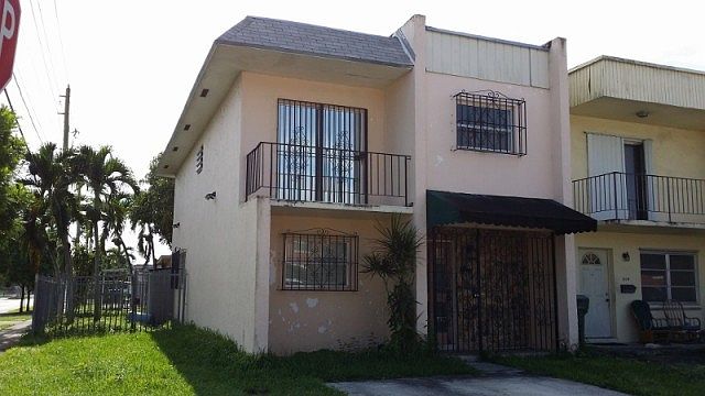 2nd image of 802 W 79th Pl