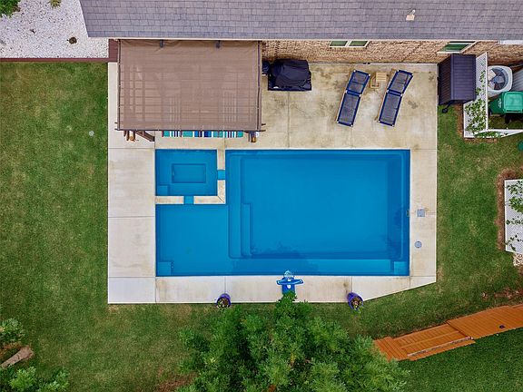 4th image of 2842 Walnut Crest Dr