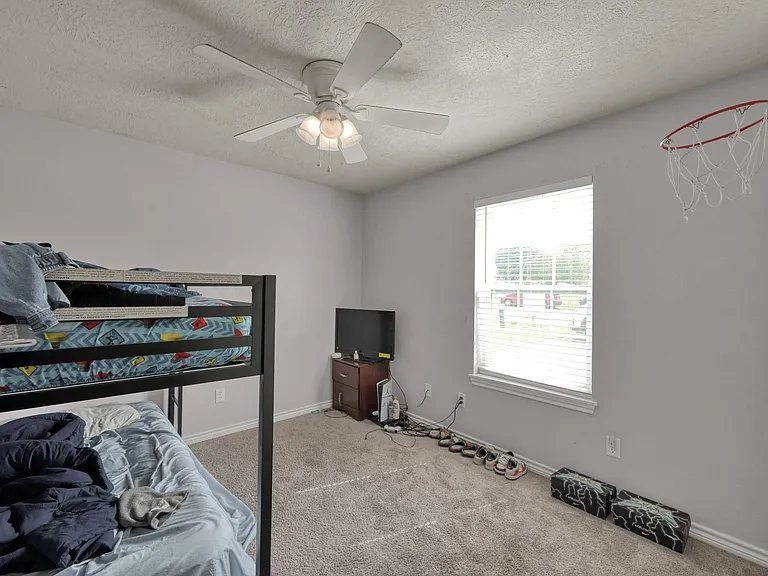 410 Freeman Ave — Photo 9