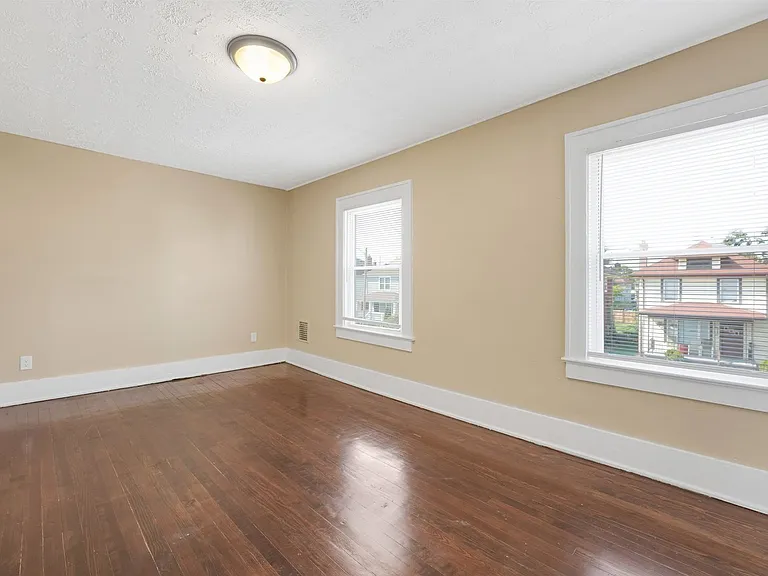 172 S Richardson Ave — Photo 16