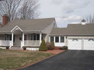 27 Woodside Ave, Islip, NY 11751
