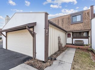 7 Cherrywood Ct, Indian Head Park, IL 60525