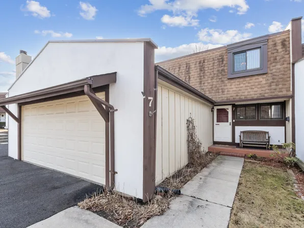 7 Cherrywood Ct, Indian Head Park, IL 60525