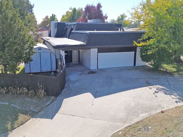 3120 Shadybrook Dr — Photo 2