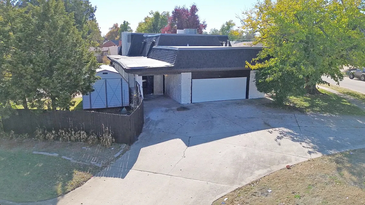 Building Photo - 3120 Shadybrook Dr