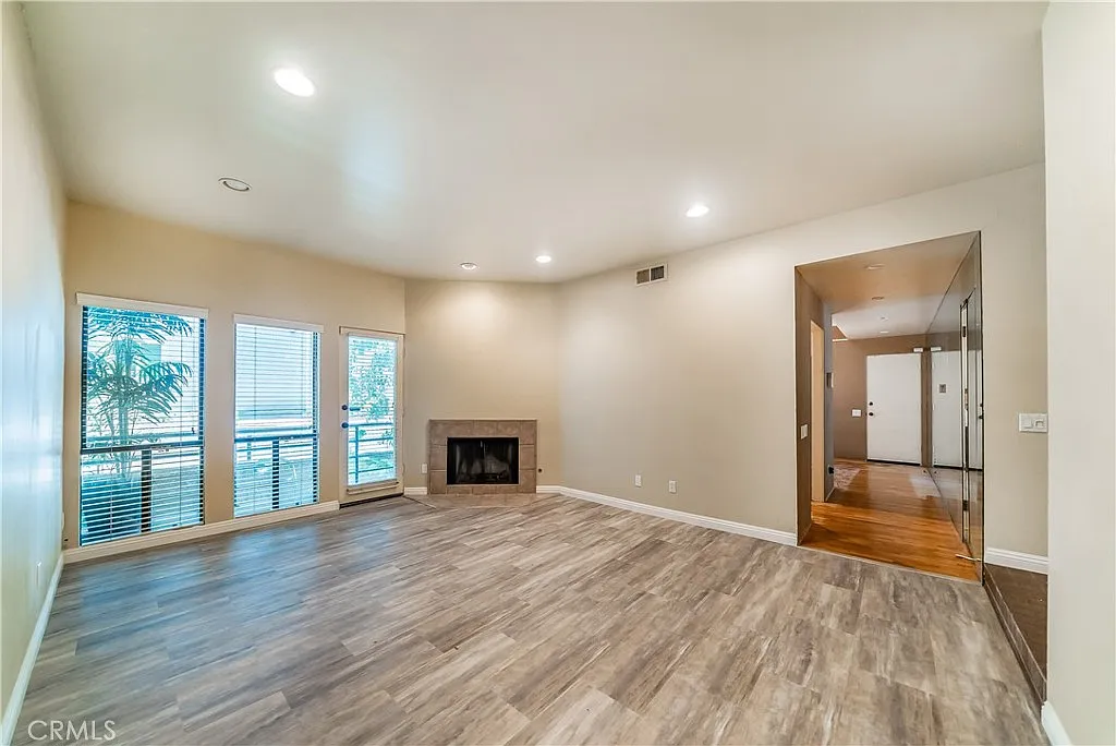 2 bed, 1374 sqft, $4,100 — Photo 4