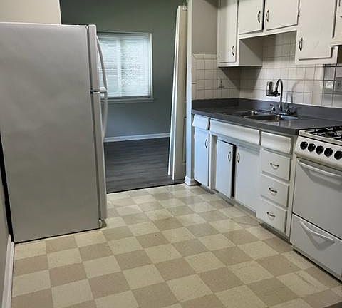 5th image of 208 Lakeshore Dr APT 17