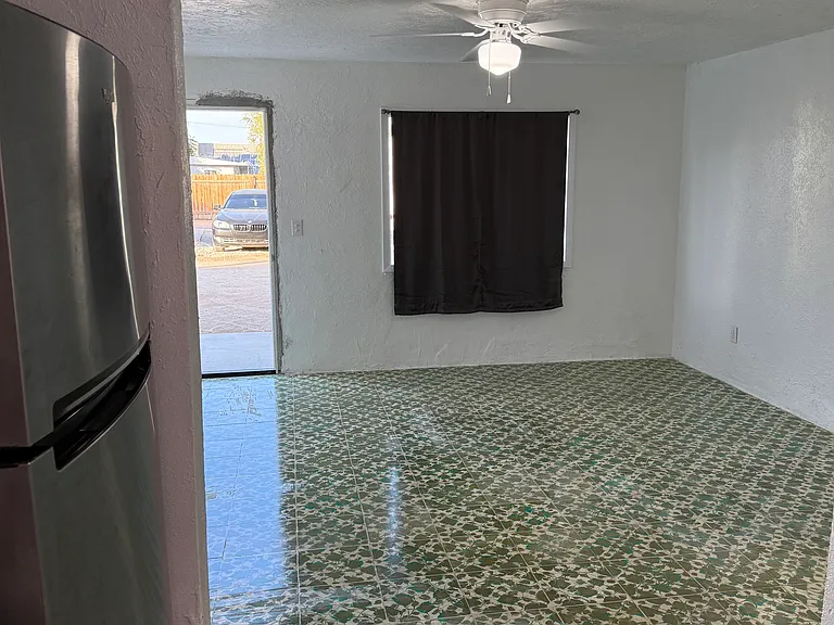 2704 S Avenue B #4 — Photo 2